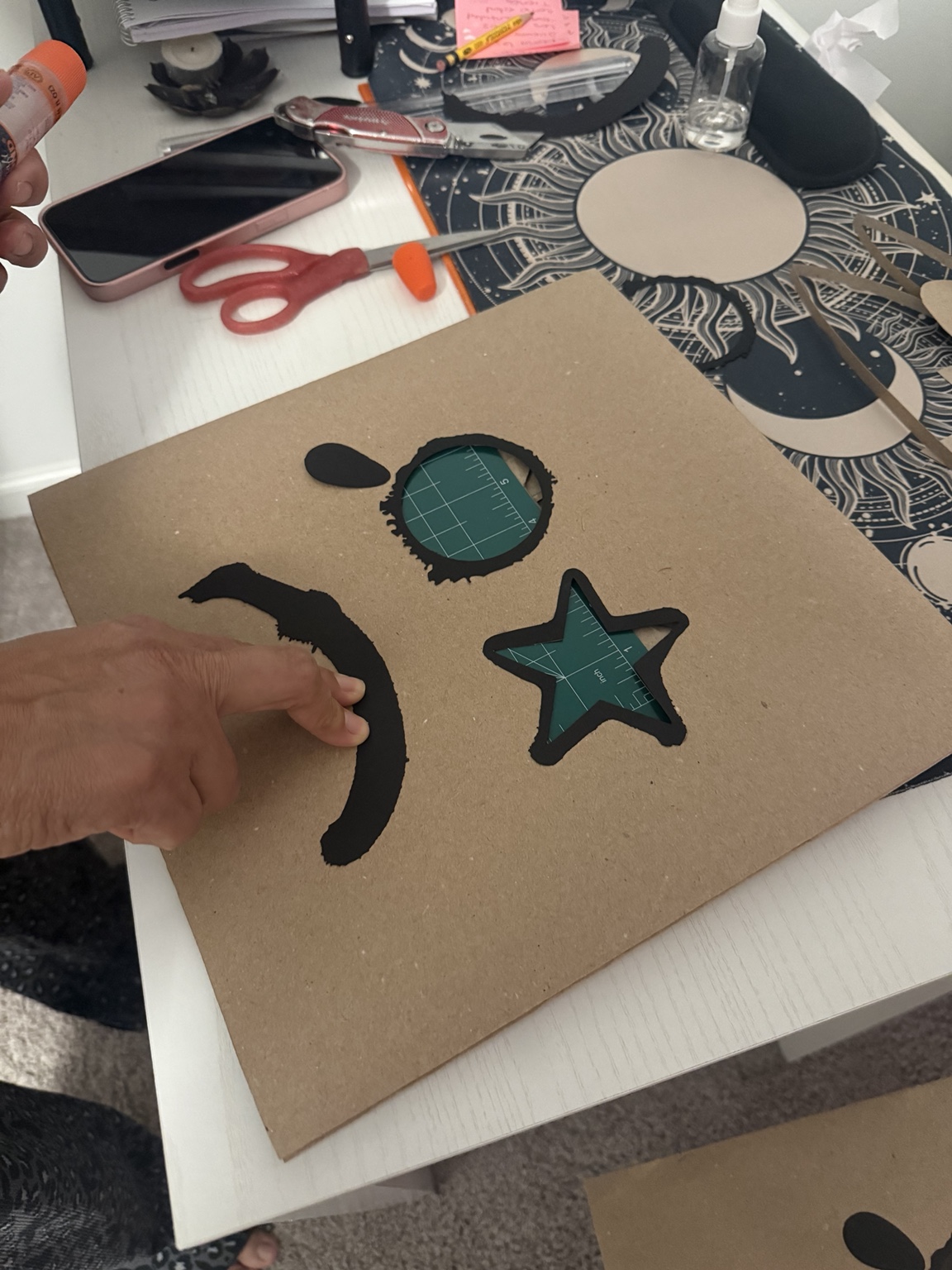 Creación de la máscara de Meherus: recortes de estrella, ojo, lágrima y boca sobre cartón